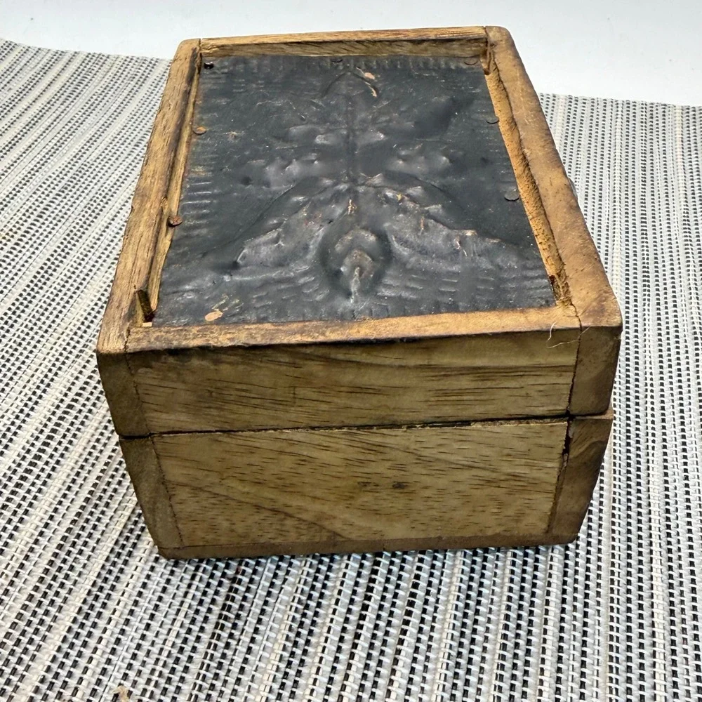 Rustic Wooden Trinket Box 4x3x2 Embossed Tin Leaf Lid Small Keepsake Storage‎
